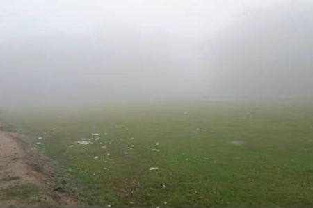 পাইকগাছায় চৈত্রের শেষে পৌষের আবহ, ঘন কুয়াশায় ঢাকা পড়ল প্রকৃতি