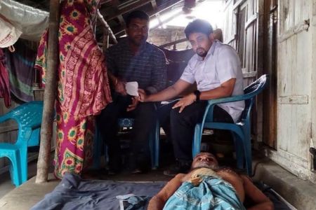 অর্থ অভাবে বারান্দায় পড়ে থাকা লতিফ সরদারের পাশে পাইকগাছা ইউএনও