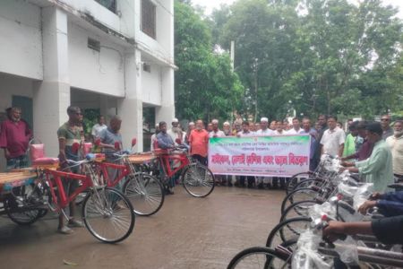 পাইকগাছায় ছাত্র ও দরিদ্র মানুষের মাঝে সাইকেল, সেলাই মেশিন ও ভ্যান বিতরণ