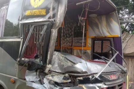 পাইকগাছায় ট্রাকের পেছনে বাসের বেপরোয়া ধাক্কা, বড় দুর্ঘটনা থেকে রক্ষা