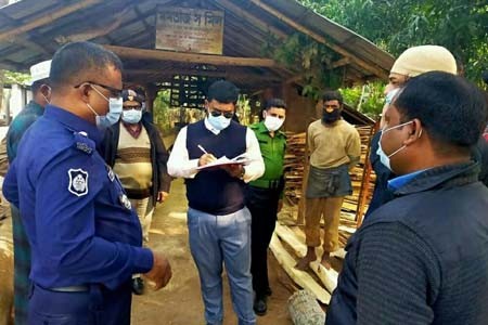 পাইকগাছায় স‘মিলে জরিমানা ও ডাকাতি প্রতিরোধে রাস্তার পাশের কাঠের গুড়ি সরাতে অভিযান