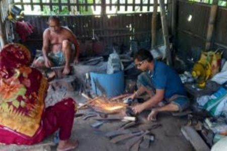 পাইকগাছার কামার পাড়ায়;হাতুড়ি আর লোহার টুংটাং শব্দে মুখরিত
