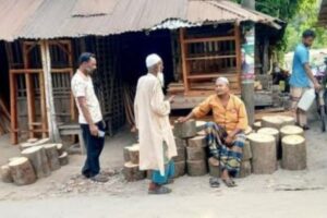 পাইকগাছায় মাংস কাটার কাঠের খাইট্টার চাহিদা বেড়েছে