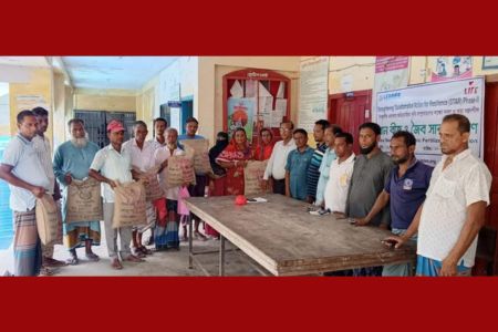 পাইকগাছায় প্রান্তিক কৃষকদের মাঝে লবন সহিষ্ণু ধান বীজ বিতরণ