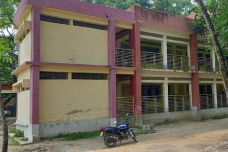 পাইকগাছায় সরকারি প্রাথমিক বিদ্যালয়ের ১০টি ফ্যান চুরি হয়েছে