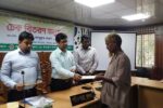 পাইকগাছায় সড়ক উন্নয়ন প্রকল্পের ভূমি অধিগ্রহণের চেক বিতরণ