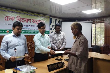 পাইকগাছায় সড়ক উন্নয়ন প্রকল্পের ভূমি অধিগ্রহণের চেক বিতরণ