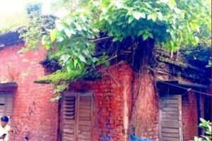 অযত্নে জরাজীর্ণ গদাইপুর উপস্বাস্থ্য কেন্দ্রের ভবন