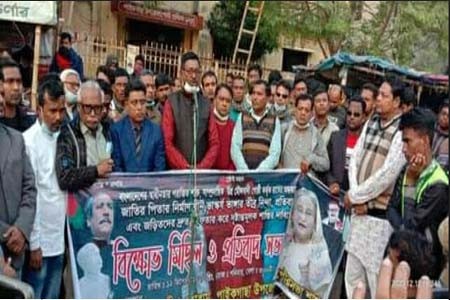 পাইকগাছায় বঙ্গবন্ধুর ভাষ্কর্য ভাঙ্গায় বিক্ষোভ মিছিল ও প্রতিবাদ সমাবেশ