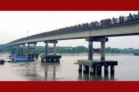 পাইকগাছায় কপোতাক্ষ নদে ডুবে যাওয়া কার্গোটি উদ্ধারে অভিযান শুরু