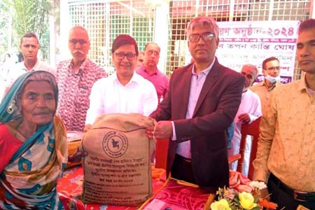 পাইকগাছায় দুস্থ ও অসহায় মানুষের মাঝে বস্ত্র ও খাদ্য সামগ্রী বিতরণ