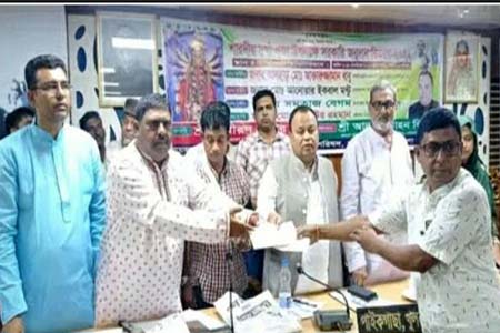 পাইকগাছায় দুর্গোৎসবে ১৫৪ টি মন্ডপে সরকারি অনুদান ও এমপি-বাবুর ব্যক্তিগত অর্থ বিতরণ