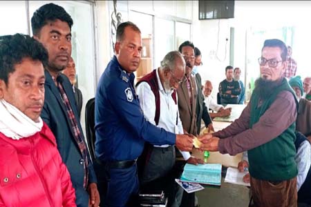 মুক্তিযোদ্ধাদের মাঝে কল্যান ট্রাস্টের অর্থ প্রদান