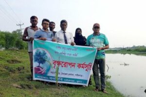 পাইকগাছায় কপোতাক্ষ নদের বেড়ীবাধে তাল গাছের চারা ও বীজ রোপণ