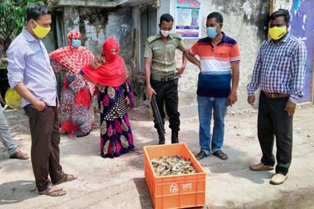 পাইকগাছায় চিংড়ী ব্যবসায়ীক জরিমানা