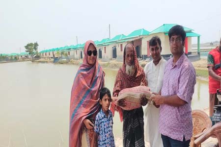 প্রধানমন্ত্রীর ঈদ উপহার বিতরণ 