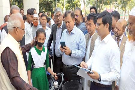 পাইকগাছায় সেলাই মেশিন ও বাই সাইকেল বিতরণ