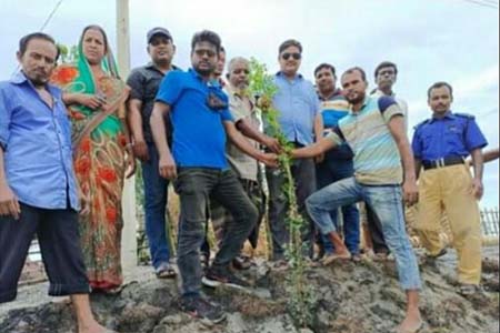 পাইকগাছায় পাউবোর ২কিলোমিটার বাঁধে গাছ রোপণের উদ্বোধন