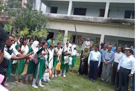 পাইকগাছার সড়কে সাড়ে ৪ হাজার তাল বীজ ও গাছের চারা রোপন