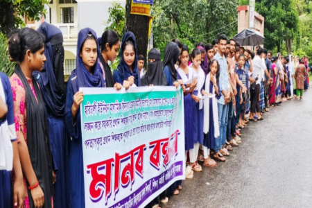 পাইকগাছায় স্কুল সভাপতির পদত্যাগের দাবীতে মানববন্ধন ও বিক্ষোভ সমাবেশ অনুষ্ঠিত 