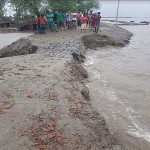 ঘূর্ণিঝড়ের থেকে বেশী ঝুঁকিপূর্ণ বেড়িবাঁধ