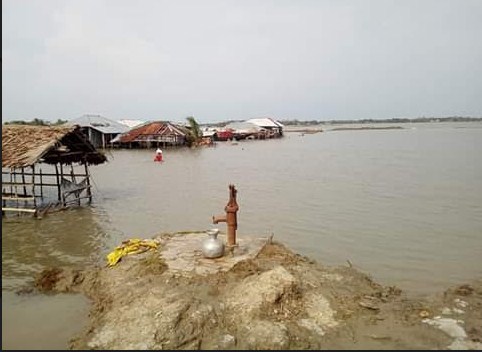 খুলনার দক্ষিঞ্চলের উপকূলের মানুষের বাঁধের ফাঁদে জনজীবন