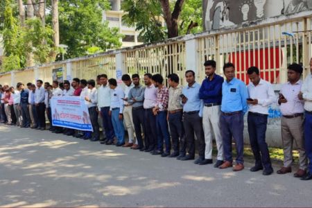 পাইকগাছায় পেশাগত অধিকার প্রতিষ্ঠায় মেডিকেল রিপ্রেজেন্টেটিভদের মানববন্ধন