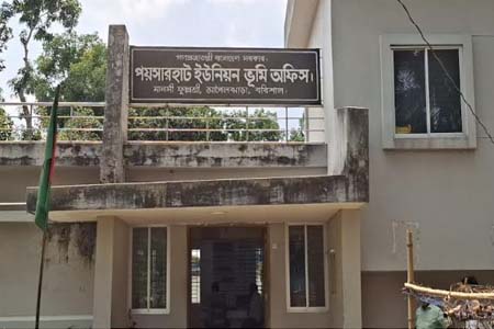 ভুমিসেবা মেলার উদ্বোধনের দিনই সেবা গ্রহীতার হাতের শাঁখা ভেঙে দিলেন অফিস সহায়ক