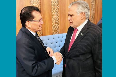 ঢাকায় আসতে চান পা‌কিস্তা‌নের প্রধানমন্ত্রী