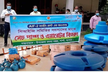 শার্শায় মৎস্য চাষীদের মধ্যে ৩৬টি সেচ পাম্প ও ৩০টি এয়ারেটর মেশিন বিতরণ