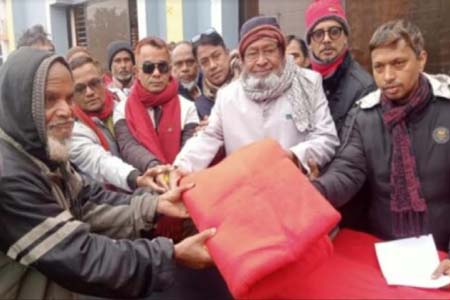 পঞ্চগড়ের বোদা পৌরসভায় ২ হাজার শীতার্তে মাঝে কম্বল বিতরণ 