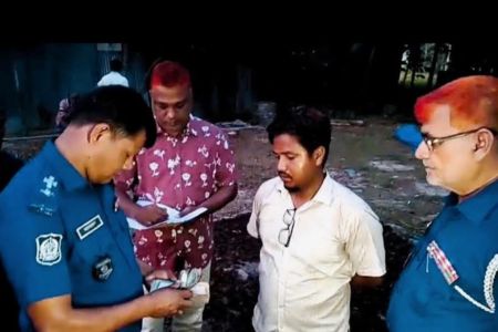 পঞ্চগড়ের বোদায় কাজ তদারকির সময় উপসহকারী প্রকৌশলীর ব্যাগে দেড় লাখ টাকা, জনতার হাতে আটক 
