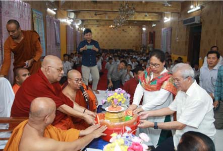 বাসাবো ধর্মরাজিক বৌদ্ধবিহার পরিদর্শন করেন পার্বত্য চট্টগ্রাম উপদেষ্টা