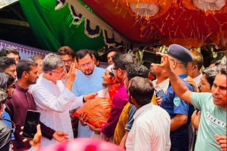 পেকুয়ায় বন্যার্তদের মাঝে স্বরাষ্ট্রমন্ত্রীর ত্রাণ বিতরণ