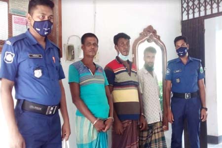 ধামইরহাটে পুলিশের অভিযানে মোটরসাইকেলে পেন্টাডল বহনকালে দুই মাদক ব্যবসায়ী আটক