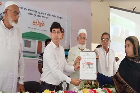 ধামইরহাটে ৩৫ জন অসহায় পেল নতুন ঘর ও জমির দলিল