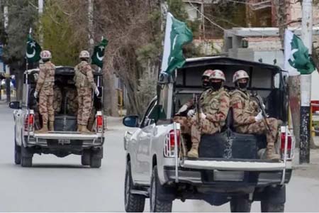 পাকিস্তানের দুটি ব্যাংক লুট ও এক পুলিশ স্টেশনে হামলা