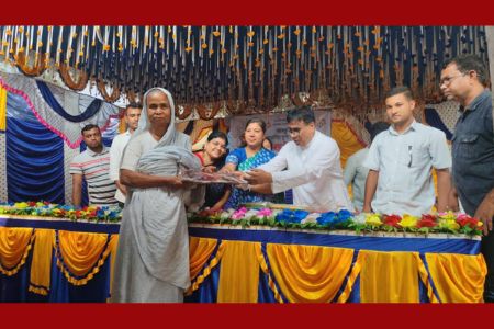 ফুলবাড়ীতে বিষ্ণু আরতি ফাউন্ডেশনের উদ্যোগে অর্ধশতাধিক মানুষের মাঝে শারদীয় বস্ত্র বিতরণ