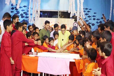 পথশিশুদের নিয়ে কেক