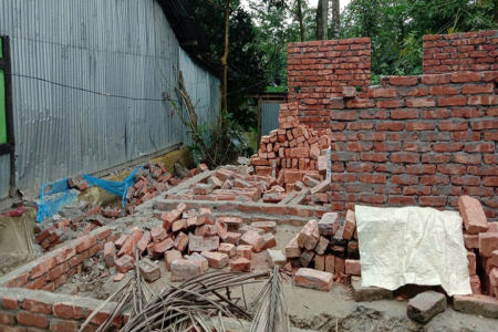 আগৈলঝাড়ায় নির্মাণকালে ধসে পড়া প্রধানমন্ত্রীর দেয়া ঘরের নির্মাণ কাজ শেষ হয়নি একবছরেও