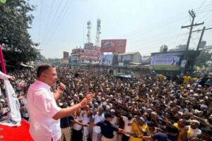 পাগলাপীরে জনতার সঙ্গে শুভেচ্ছা বিনিময় প্রধানমন্ত্রীর
