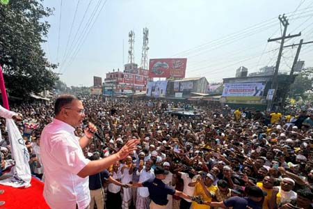 পাগলাপীরে জনতার সঙ্গে শুভেচ্ছা বিনিময় প্রধানমন্ত্রীর