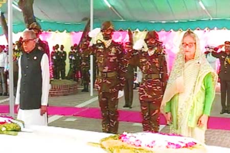 টুঙ্গিপাড়ায় তার সমাধিতে শ্রদ্ধা নিবেদন রাষ্ট্রপতি ও প্রধানমন্ত্রীর