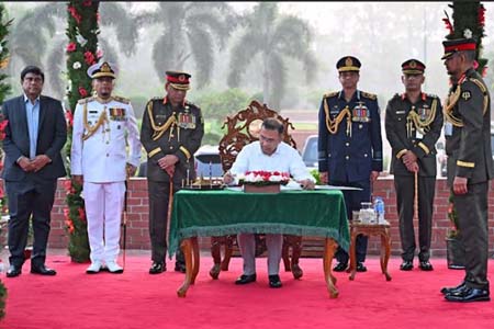 পরিদর্শন বইয়ে স্বাক্ষর করেন প্রধানমন্ত্রী