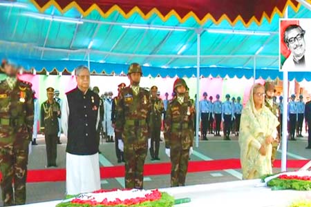 জাতির পিতার সমাধিতে রাষ্ট্রপতি ও প্রধানমন্ত্রীর শ্রদ্ধা নিবেদন