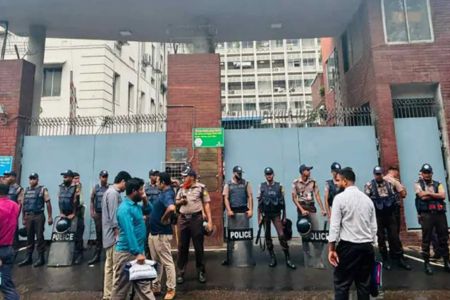 সচিবালয়ের সামনে অতিরিক্ত পুলিশ মোতায়েন