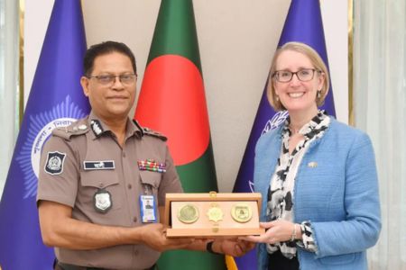 আন্তর্জাতিক অপরাধ দমনে বাংলাদেশ পুলিশের পাশে থাকতে আগ্রহ প্রকাশ যুক্তরাজ্য