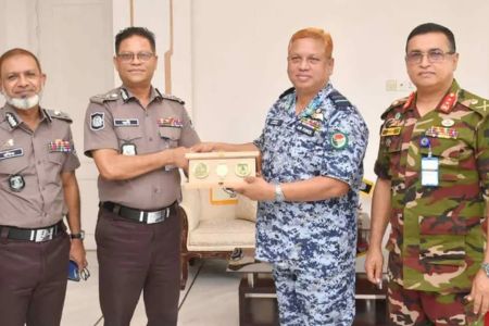 পুলিশ সদর দপ্তর পরিদর্শনে ‘এনডিসি কোর্স’র প্রশিক্ষণার্থী কর্মকর্তারা