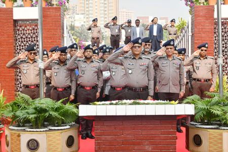রাজারবাগ পুলিশ লাইনস স্মৃতিসৌধে শ্রদ্ধা জানালেন আইজিপি
