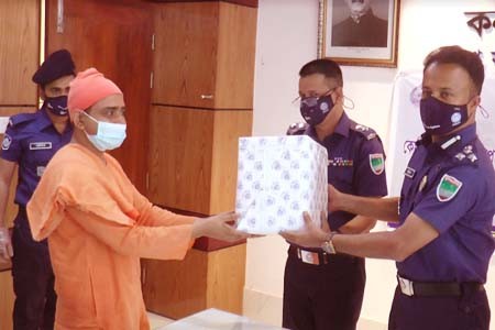 যশোর পুলিশের ১৫ হাজার মাস্ক বিতরণ